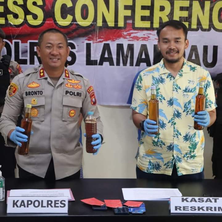UNGKAP KASUS : Kapolres Lamandau AKBP Bronto Budiyono didampingi Kasatreskrim Lamandau Iptu Faisal Firman Gani, menjukkan barang bukti madu oplosan. HUMAS UNTUK KALTENG POS