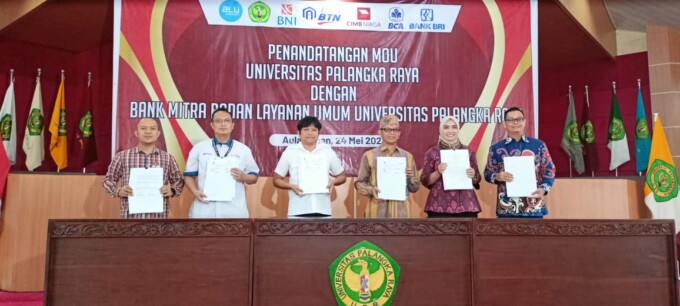 KEBERSAMAAN :  Rektor UPR Prof Dr Ir Salampak MS bersama pimpinan-pimpinan mitra BLU UPR dari BNI, CIMB Niaga, BCA, BTN dan BRI usai penandatangan MoU di Aula Rahan Kantor Rektorat UPR, Rabu (24/05/2023). (AZUBA/KALTENG POS)