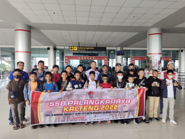 KOMPAK : Tim SSB Palangka Raya Kalteng 22 bertolak ke Bandung untuk mengikuti Turnamen FOSSBI. MUNIR UNTUK KALTENG POS
