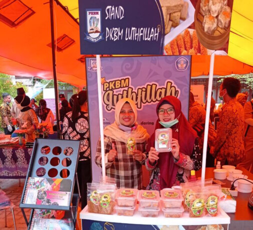 BERPARTISIPASI : PKBM Lutfillah berpartisipasi di salah satu kegiatan pameran dengan berjualan olahan frozen food. PKBM UNTUK KALTENG POS
