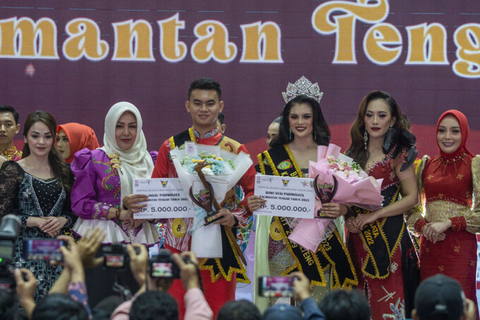SELAMAT : Benaya Yoyada, finalis asal Kabupaten Barsel terpilih menjadi jagau dan Marcelina Elgiven Paendong finalis asal Kabupaten Kobar terpilih menjadi Bawi Nyai. ARIEF PRATHAMA/KALTENG POS