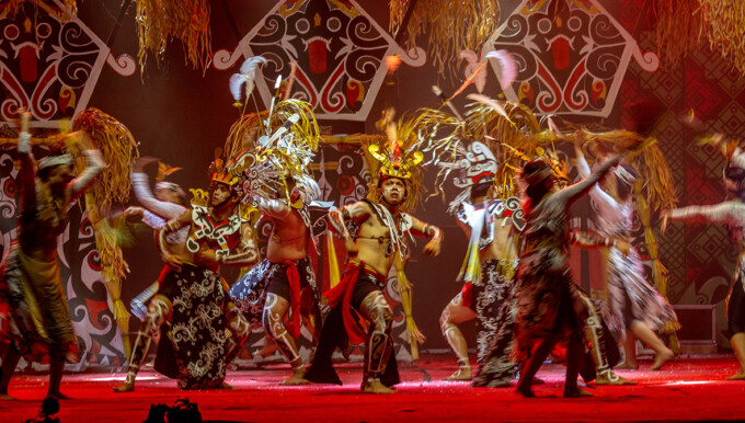 MENARIK : Penari dari kontingen Palangka Raya berhasil meraih juara 1 dalam lomba tari pedalaman, Kamis malam (25/5). Mereka membawa tari Sangiang Basir. ARIEF PRATHAMA/KALTENG POS