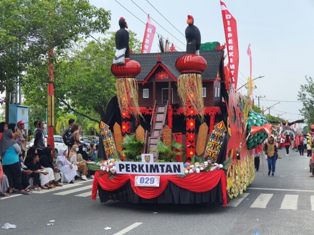 JUARA PERTAMA: Mobil hias Disperkimtan Kalteng terpilih sebagai juara pertama Karnaval Budaya 2023. DISPERKIMTAN KALTENG