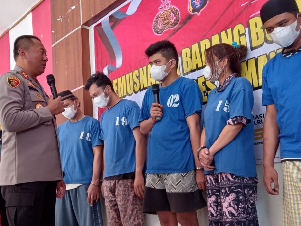 UNGKAP KASUS: Kapolres AKBP Bronto Budiyono memimpin pelaksanaan pemusnahan sabu yang berhasil diungkap sepanjang bulan Mei 2023. RUSLAN/ KALTENG POS