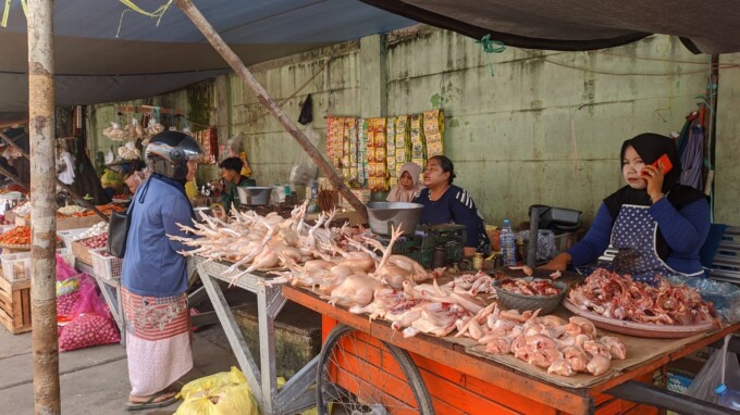 JUAL BELI: Pedagang ayam saat melayani pelanggan di Pasar Besar, Palangka Raya, Selasa (30/5).