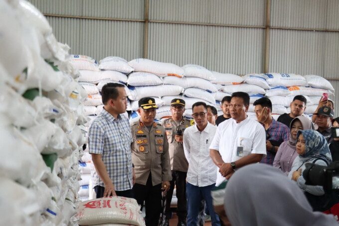 Kapolres Barsel AKBP Yusfandi Usman bersama Pj Bupati melakukan sidak pasar, Minggu (28/5/2023). (HUMAS POLDA)