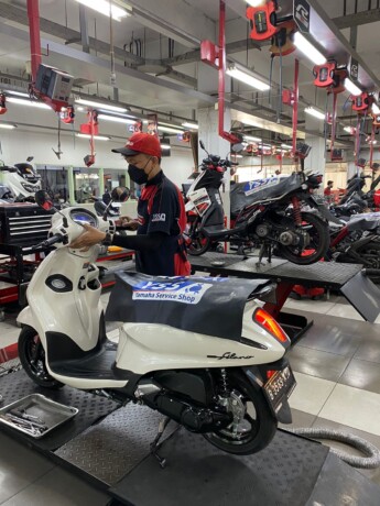 PERAWATAN: Untuk menjaga agar performa sepeda motor tetap optimal, konsumen perlu rutin melakukan perawatan yang tepat.