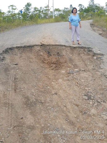 FOTO HUMAS DEWAN UNTUK KALTENG POS MEMANTAU: Anggota DPRD Gunung Mas Rayaniatie Djangkan saat memantau jalan yang rusak parah. Bagi pengguna jalan yang melewati jalan Kuala Kurun-Tewah Km 4 (tukat bandi) agar berhati-hati, karena terjadi longsor dekat rua