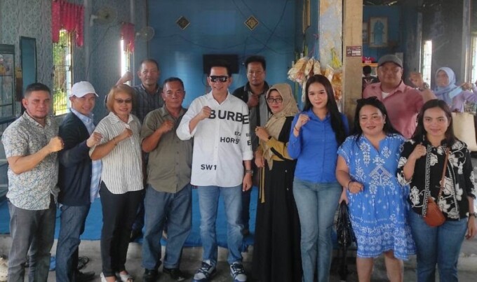 KUNJUNGAN : Bupati Barito Utara yang juga Ketua DPD Demokrat Kalteng, Nadalsyah foto bersama kader Partai Demokrat Katingan di Kasongan. FOTO HUMAS DEMOKRAT