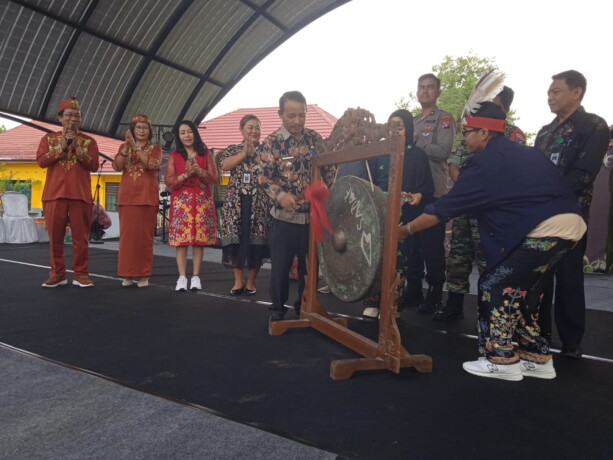 Wakil Bupati Barito Timur Habib Said Abdul Saleh membuka FBNJ tahun 2023 disaksikan forkompimda serta dihadiri Sekretaris Disbudparpora Provinsi Kalteng, Jumat (5/5/2023). (LOGMAN KALTENG POS)