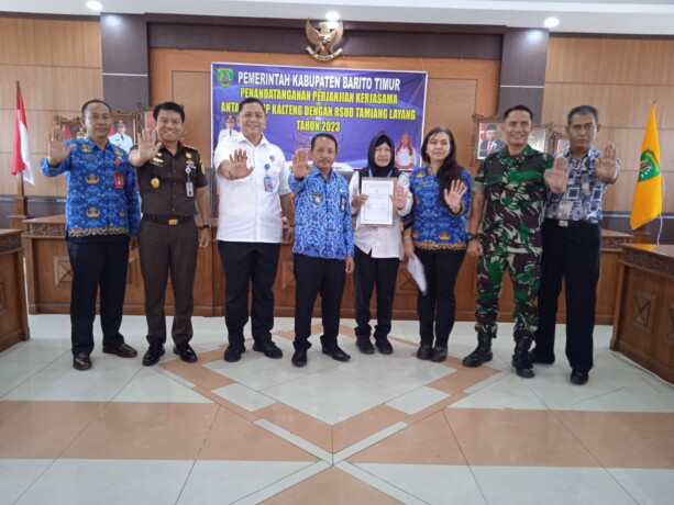 Wakil Bupati Barito Timur Habib Said Abdul Saleh beserta Kepala BNNP Kalteng Brigjen Pol Sumirat Dwiyanto dan forkopimda usai penandatangananan MoU antara RSUD Tamiang Layang dan BNNP Kalteng, Rabu (17/5/2023). (LOGMAN/KALTENG POS)