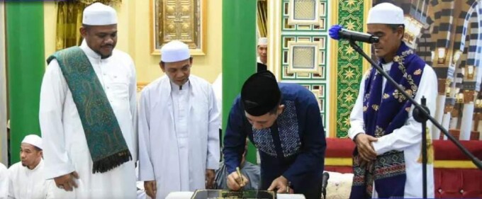PERESMIAN MAJELIS : Bupati Barito Utara H Nadalsyah saat meresmikan Majelis Raudhatul Muhibbin sekaligus haulan ke-217 Datu Kelampayan di Jalan Indah Permai Muara Teweh, Minggu malam (30/4).