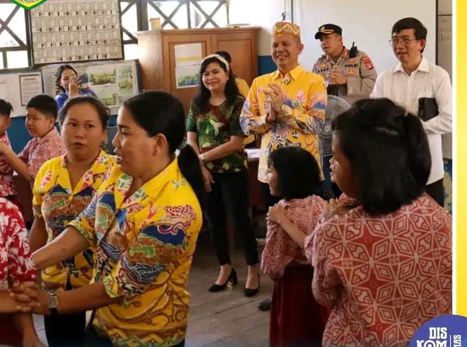 MENYAPA:  Bupati Gunung Mas Jaya Samaya Monong bersama istri menyapa guru dan murid dalam suatu kegiatan pendidikan di Kuala Kurun, beberapa waktu lalu.