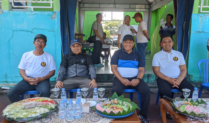 SELEKSI : Wakil Gubernur Kalimantan Tengah H Edy Pratowo SSos (dua dari kanan) menyaksikan langsung seleksi atlet tenis pra-PON tahun 2023 di Lapangan Tenis Sanaman Matikei, Palangka Raya, Jumat (26/5). HIKYANT//KALTENG