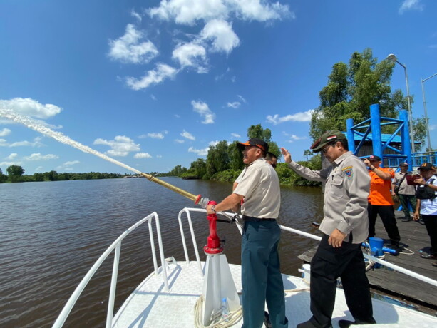 Kepala Pelaksana Badan Kebencanaan Daerah Kabupaten Katingan Markus bersama jajarannya, ketika mencoba alat pemadam kebakaran speed boat milik BPBD Kabupaten Seruyan, Selasa (16/5/2023). (BPBD KABUPATEN KATINGAN)