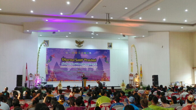 Umat Hindu Kaharingan ketika mendengarkan sambutan Bupati Katingan di acara Dharma Santi Nyepi tahun baru Saka 1945 PHDI Provinsi Kalimantan Tengah, bersama Pemerintah Daerah Kabupaten Katingan tahun 2023 yang dilaksanakan di Gedung Salawah, Jumat (26/5/2