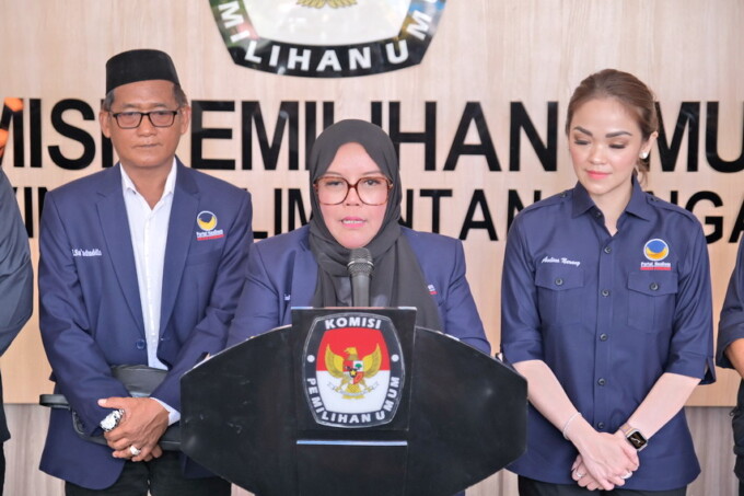 SIAP MENANG: Ketua DPW Partai NasDem Kalteng Hj Faridawaty Darland Atjeh memimpin pendaftaran bakal calon legislatif DPRD Kalteng untuk pemilu 2024 di Kantor KPU Kalteng, Kamis (11/5) pukul 11.00 WIB. FOTO: ARIEF PRATHAMA/KALTENG POS