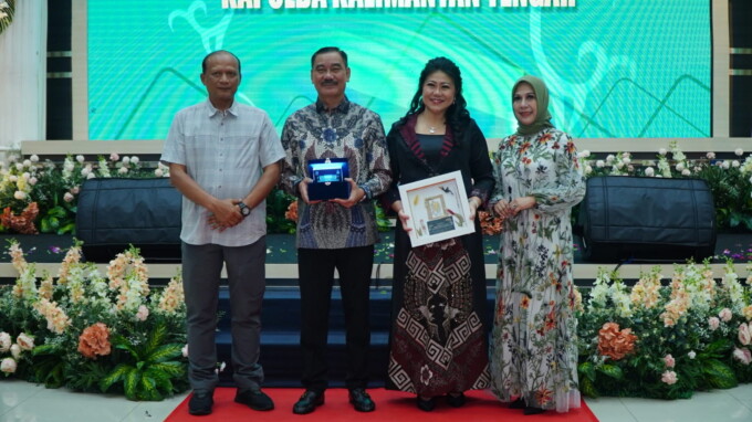 Kapolda Kalteng Irjen Pol Nanang Avianto bersama Mayjen TNI Sulaiman Agusto pada acara pisah sambut Panglima Kodam XII/Tanjungpura di Aula Kodam XII/Tanjungpura, Pontianak, Kalbar, Selasa malam (2/5/2023). (HUMAS POLDA)