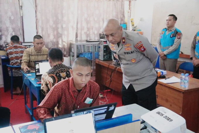 Wakapolda Kalteng Brigjen Pol Mohamad Agung Budijono meninjau pelaksanaan tes akademik calon Taruna/i Akademi Kepolisian (Akpol) T.A 2023 di Polda Kalteng, Jumat (26/5/2023). (HUMAS POLDA)