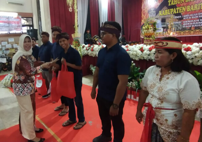 BENTUK PERHATIAN : Pj Bupati Barsel, Lisda Arriyana membagikan tali asih kepada umat Hindu di Barsel. DENAR/KALTENG POS