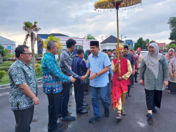PENYAMBUTAN: Pj Bupati Kobar Budi Santosa didampingi Plh Sekda Juni Gultom disambut dengan ritual adat tampung tawar, belum lama ini. PROKOM KOBAR UNTUK KALTENG POS
