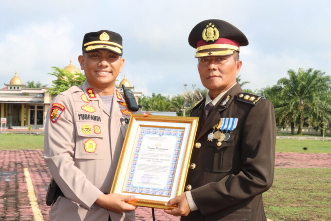 Kapolres Barsel AKBP Yusfandi Usman memimpin upacara wisuda purna bakti AKBP Budi A.R. Haryanto. (HUMAS POLDA)
