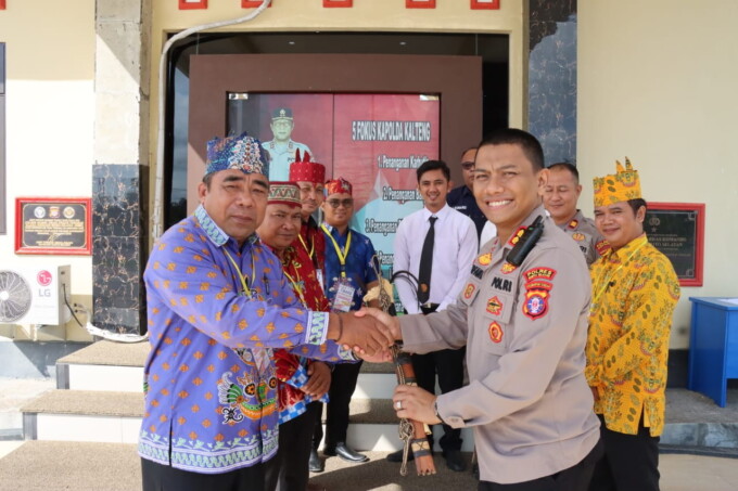Tokoh Hindu Kaharingan Barsel memberi cendera mata kepada Kapolres Barsel AKBP Yusfandi Usman, S.I.K., M.I.K. (HUMAS)