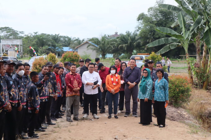 Bupati Pulang Pisau Pudjirustaty saat berkunjung ke Desa Kantan Atas untuk menghadiri pertemuan rutin APDESI dan TP PKK, Sabtu (27/5/2023). (PROTOKOL SETDA PULANG PISAU)