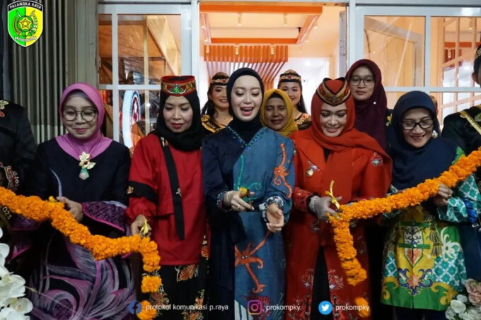 PERESMIAN HANDYCRAFT GALLERY: Wakil Wali Kota Palangka Raya, Hj Umi Mastikah bersama Ketua Dekranasda Kota Palangka Raya, Avina Fairid Naparin meresmikan Handycraft Gallery di jalan G Obos, Minggu malam (28/5). HUMAS
