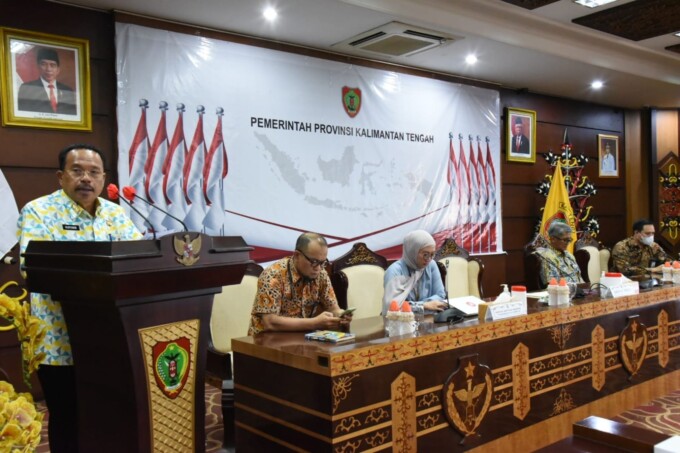 SAMBUTAN: Sekda Kalteng H Nuryakin menyampaikan sambutan saat pasa rakor program pencegahan korupsi terintegrasi di Aula Eka Hapakat, Lantai III Kantor Gubernur, Jumat (12/5). (BIRO ADPIM UNTUK KALTENG POS)