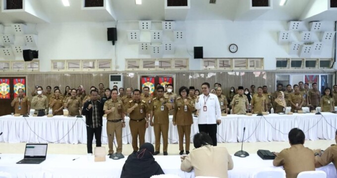 ASISTENSI: Staf Ahli Gubernur Bidang KSDM Suhaemi saat membuka asistensi dan bimbingan teknis penyusunan arsitektur dan peta rencana SPBE pemerintah provinsi, kabupaten dan kota di wilayah Kalteng di Aula Bappedalitbang Kalteng, Senin (29/5). (DISKOMINFOS