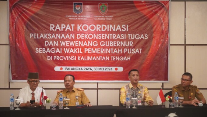 RAKOR: Sekda Kalteng H Nuryakin saat membuka rakor pelaksanaan dekonsentrasi tugas dan wewenang gubernur sebagai wakil pemerintah pusat di Hotel Neo Palma Palangka Raya, Selasa (30/5). (DISKOMINFOSANTIK UNTUK KALTENG POS)