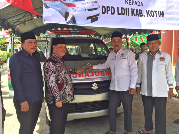 RUSLI/KALTENG POS PENYERAHAN : Bupati Kotim H Halikinnor secara simbolis menyerahkan mobil ambulans kepada DPD LDII Kotim, Minggu (14/5).