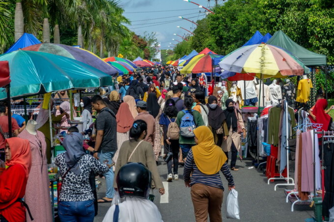 SIAP-SIAP DIPINDAH: Pengunjung memadati kawasan CFD di Jalan Yos Sudarso, Palangka Raya, Minggu pagi (7/5/2023). Pengurus berencana memindahkan lokasi CFD ke tempat yang baru. FOTO: ARIEF PRATHAMA/KALTENG POS
