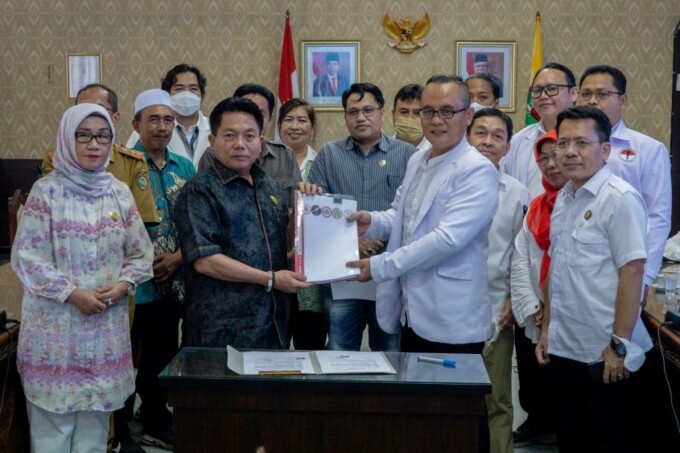 SAMPAIKAN ASPIRASI: Ketua DPRD Kalteng H Wiyatno menerima dokumen kajian dari organisasi nakes terkait RUU Kesehatan saat audiensi di gedung DPRD Kalteng, Senin (8/5). FOTO: ARIEF PRATHAMA/KALTENG POS