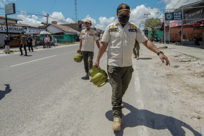 DIAMANKAN: Tim gabungan mengamankan elpiji subsidi dari salah satu pengecer saat dilakukan sidak di Jalan Rajawali, Palangka Raya, Rabu (3/5). FOTO: ARIEF PRATHAMA/KALTENG POS