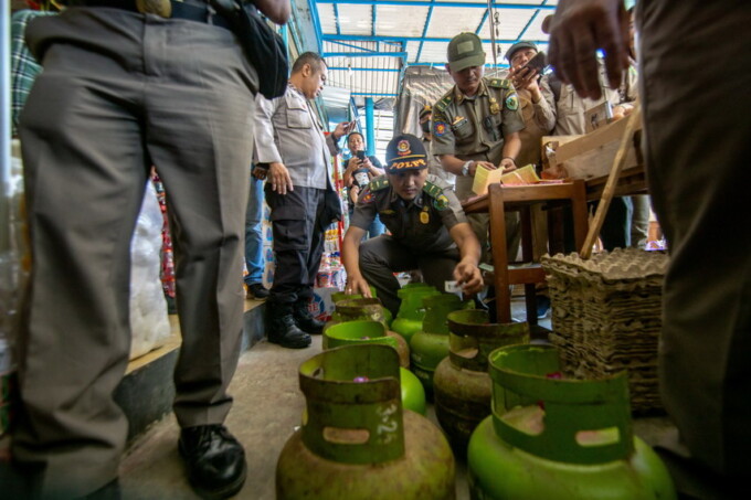 Foto Sidak Elpiji di Palangka Raya (DOK. ARIEF PRATHAMA/KALTENG/POS)