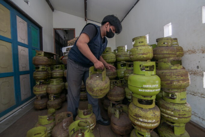 UNTUK MASYARAKAT MISKIN: Tumpukan elpiji 3 Kg di Pangkalan Jalan Kencana Palangka Raya, Senin (1/5). Elpiji subsidi ini siap didistribusikan untuk warga kurnag mampu. FOTO: ARIEF PRATHAMA/KALTENG POS