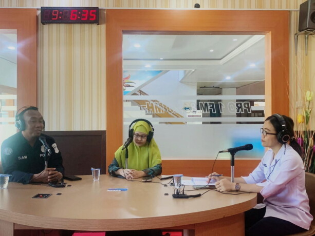 Ketua Tim Virtual Police Ipda H Shamsudin, S.HI., M.H menjadi narasumber di Dialog Kalteng Menyapa di RRI. (HUMAS)
