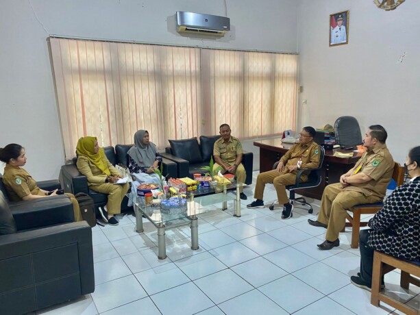 KUNJUNGAN: Anggota DPRD Kabupaten Kapuas Sri Umi Daryatun saat berbincang dengan Kepala Dinas Tenaga Kerja Kabupaten Kapuas Raison, Senin (5/6).