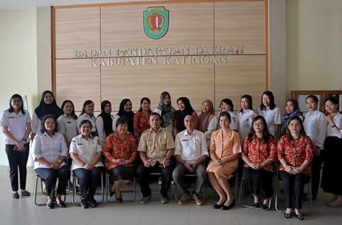 PERTEMUAN: Kepala Bapenda Kabupaten Katingan Yodihel bersama Ketua DWP Bapenda Katingan Helsi Setiani foto bersama usai pertemuan rutin di Kantor Bapenda Kabupaten Katingan beberapa waktu lalu.