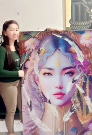 PECINTA SENI: Yulita Reny Meilda memperlihatkan karya seni lukisnya.