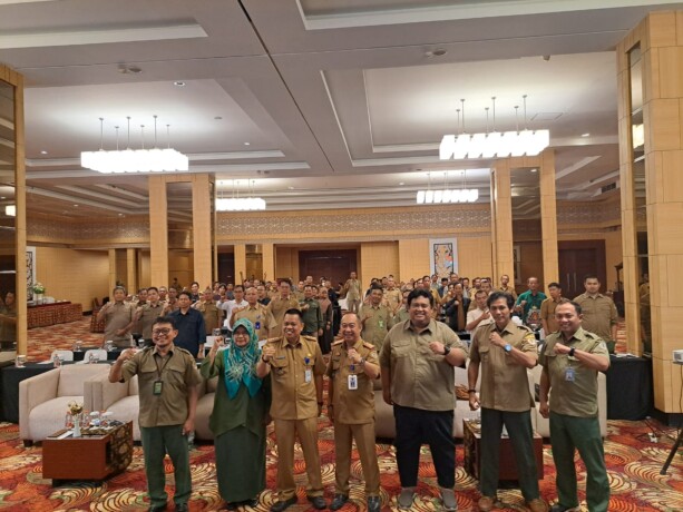 RAKOR: Plt Kadis Kehutanan Kalteng, Agustan Saining berfoto bersama peserta Rakor Rehabilitasi Lahan tahun 2023 di Balroom Hotel Aquarius, Selasa sore (6/6).