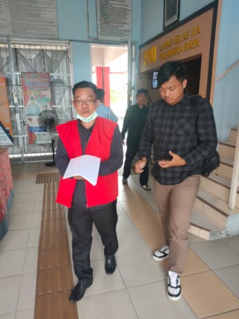 TERJERAT TIPIKOR: Tim Kejari Katingan mengeksekusi terdakwa korupsi pembangunan jalan di Katingan H Asang, Rabu (7/6).