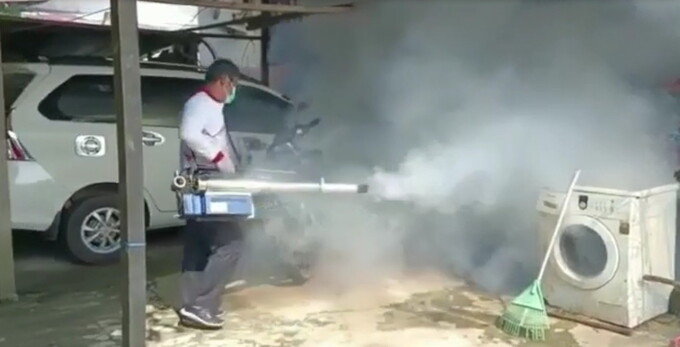 PENGASAPAN: Petugas Puskesmas Bawan melakukan fogging fokus di Desa Bawan belum lama tadi. FOTO : PANDE UNTUK KALTENG POS