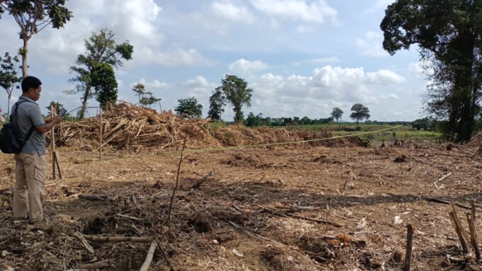 HANCUR LEBUR: Seorang warga Desa Kanawan, Kecamatan Permata Kecubung memperlihatkan kondisi makam yang dirusak oleh pihak perusahaan kelapa sawit pada akhir Mei lalu. Hingga kini mediasi antara warga dengan pihak perusahaan belum menemui titik terang. FOT