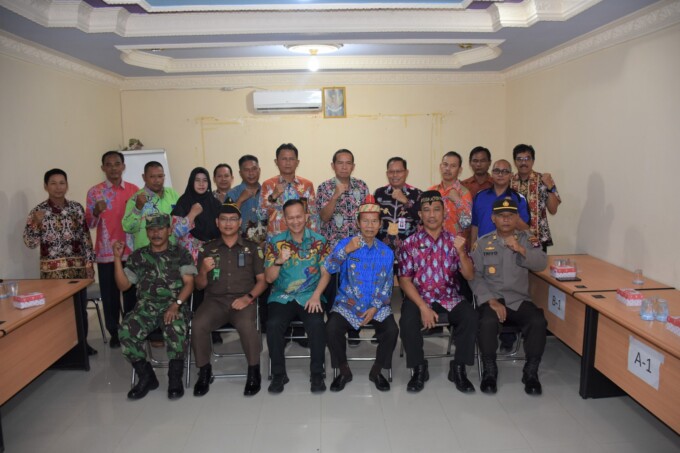 KEBERSAMAAN: Plt Bupati Kapuas HM Nafiah Ibnor didampingi Sekda Kapuas Septedy dan Pjs Direktur PDAM Kapuas yang baru Salman, berfoto bersama dengan jajaran PDAM Kapuas, Kamis (8/6/2023) di Aula Kantor Perumdam Tirta Pambelom Kapuas (PDAM Kapuas).