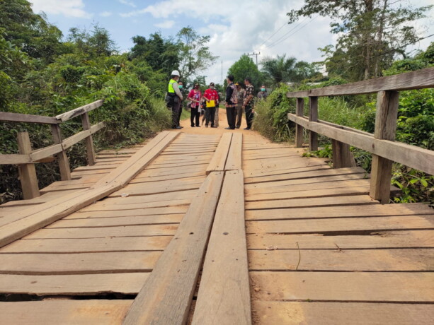 Bupati Katingan Sakariyas ketika turun langsung ke lapangan untuk mengecek kondisi jalan dan jembatan di sejumlah  daerah wilayahnya beberapa waktu lalu.