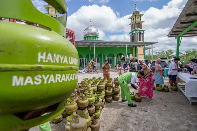 OPERASI PASAR: Pemko Palangka Raya melaksanakan operasi pasar elpiji 3 kg di halaman Masjid Al-Kausar, Jalan Simpei Karuhie, Kelurahan Palangka, Senin (12/6).FOTO : ARIEF PRATHAMA/KALTENG POS
