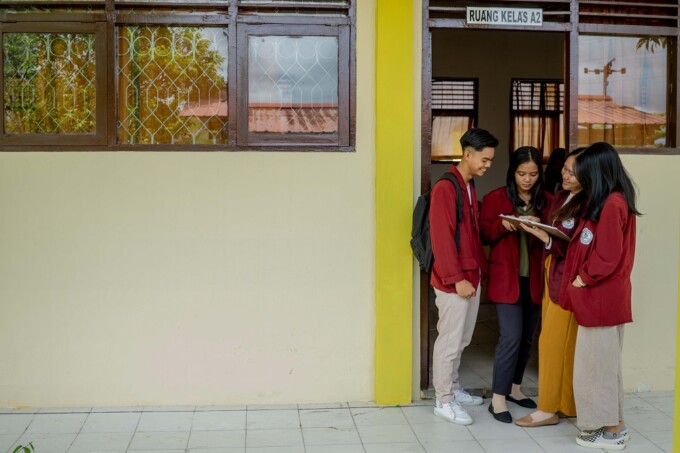 SIAP BERBENAH: Universitas PGRI Palangka Raya merupakan salah satu perguruan tinggi yang mendapat sanksi administratif berat dari Kemendikbudristek RI. Tampak mahasiswa berada di halaman kampus yang berada di Jalan Hiu Putih itu, Senin (12/6).FOTO : ARIEF